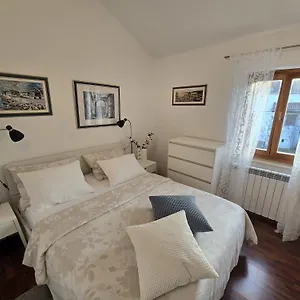 apartman-parenzana-kucica-u-nizu-sa-velikom-zelenom.in-istria.net/